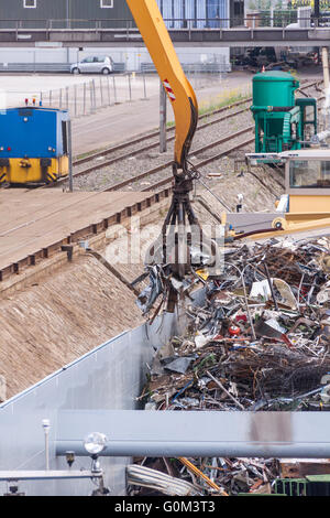 Lastkahn wird geladen oder abgeladen Stockfoto