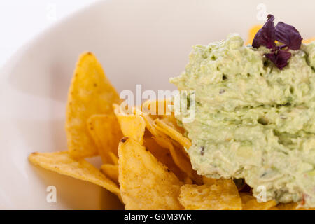 Scharfe Mais-Nachos mit Guacamole sauce Stockfoto