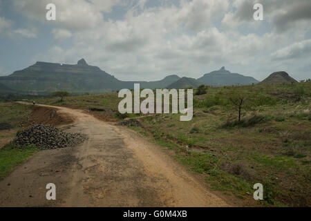 Der staubigen Landstraße Dhodap fort, Satmala Bereich in die Sahyadri Berge in der Nähe von Nashik, Maharashtra, Indien. Stockfoto