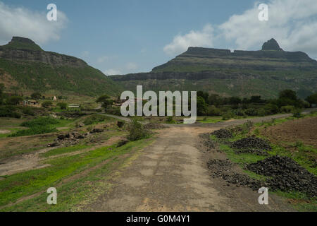 Der staubigen Landstraße Dhodap fort, Satmala Bereich in die Sahyadri Berge in der Nähe von Nashik, Maharashtra, Indien Stockfoto