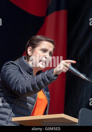 Pia Olsen Dyhr, MP und Führer der sozialistischen Volkspartei, spricht am 1. Mai, Tag der Arbeit, in Faelledparken, Copenhagen Stockfoto