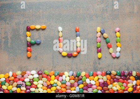 Wort-Spaß mit Gummibärchen, dunklen Hintergrund mit bunten Rahmen geschrieben Stockfoto