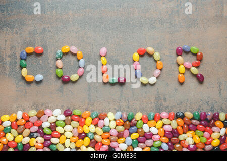 Wort-Farbe geschrieben mit Gummibärchen, dunklen Hintergrund mit bunten Rahmen Stockfoto