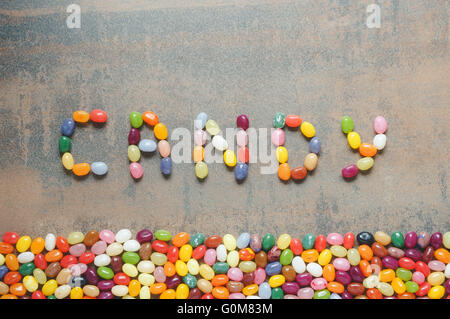 Wort-Bonbon mit Gummibärchen, dunklen Hintergrund mit bunten Rahmen geschrieben Stockfoto