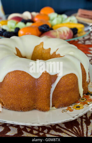 BeautifulDelicious Zitrone Tee Gugelhupf mit Frischkäse Frosting. Stockfoto