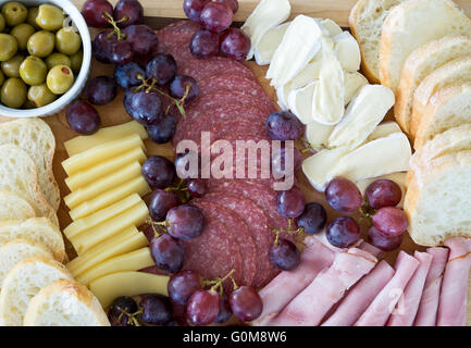 Charcuterie mit Aufschnitt, Käse, Brot und Oliven. Fleisch- und Käseweidebrett mit Trauben und Oliven. Stockfoto