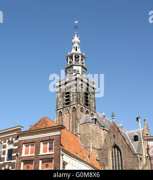 Turm der St.-Jans-Kirche aus dem 13. Jahrhundert in der Stadt Gouda Stockfoto