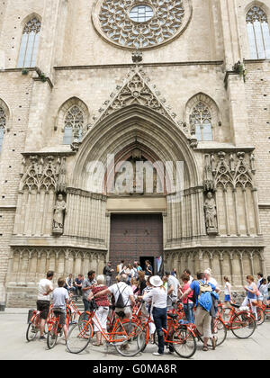 Gruppe von Touristen mit Fahrrädern vor Eingang von Santa Maria del Mar, Barcelona, Spanien Stockfoto