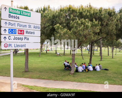 Gruppe von Menschen, die Mittagessen im Park in El Poblenou in Barcelona, Spanien Stockfoto