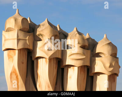 Schornsteine auf dem Dach der Casa Mila, La Pedrera, Haus von Gaudi in Barcelona, Spanien Stockfoto