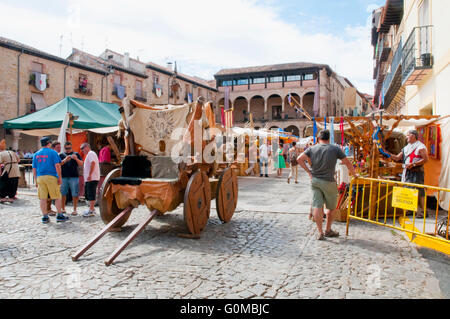 Mittelalterliche Flohmarkt am Hauptplatz. Mittelalterlichen Tagen Sigüenza, Guadalajara Provinz Kastilien-La Mancha, Spanien. Stockfoto