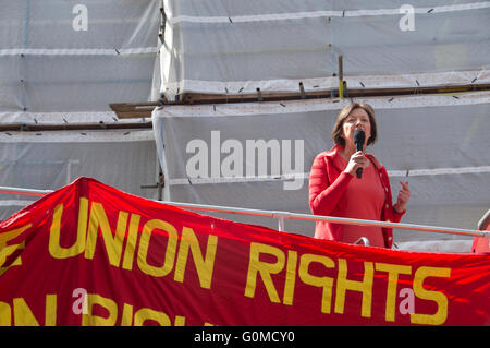 Clerkenwell. Frances O'Grady, Generalsekretär des TUC (Trades Union Congress) anlässlich einer Kundgebung vor dem Marsch Stockfoto