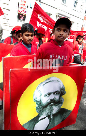 Mayday-2016. Clerkenwell. Tamilische Kinder tragen ein Porträt von Karl Marx. Tag der internationalen Arbeiter. Stockfoto