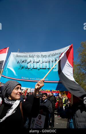 Mayday-2016. Clerkenwell. Internationaler Arbeiter Tag.   Eine Frau aus einer iranischen Oppositionsgruppe winkt ein Ahvaz-Flagge. Stockfoto