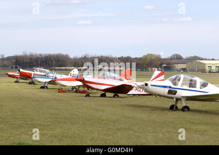 Festen Flügel einmotorige Flugzeuge geparkt in Feld Stockfoto