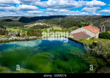 Stein-Reservoir im Santuario Do Convento Sr. Santo Cristo da Fraga Stockfoto