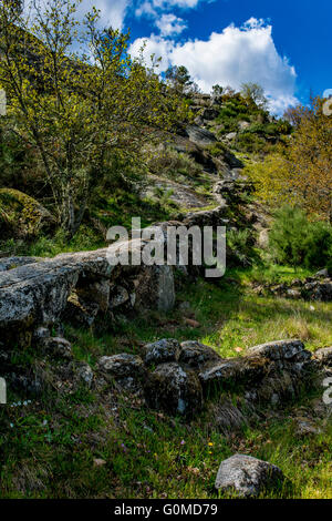 Bewässerung-Rohr, das ernährt sich das Reservoir im Santuario Do Convento Sr. Santo Cristo da Fraga Stockfoto