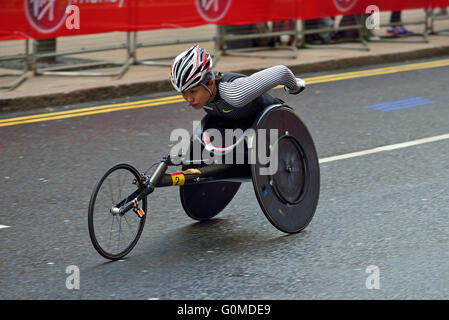 Rollstuhl Konkurrent, 2016 Virgin Money London Marathon, Canary Wharf, London, Großbritannien Stockfoto