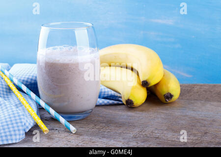 Gesunde Banane Smoothie auf hölzernen Hintergrund Stockfoto