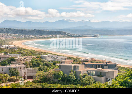 PLETTENBERG BAY, Südafrika - 3. März 2016: Blick vom Eingang zum Robberg Nature Reserve auf einem Strand und Häuser Stockfoto