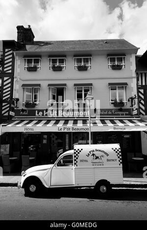 Ein Citroen 2CV van geparkt in Beaumont-En-Auge im Département Calvados in der Normandie im Nordwesten Frankreichs Stockfoto