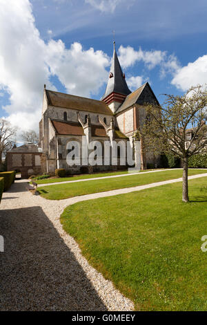 Die Kirche von dem Dorf Beaumont-En-Auge im Département Calvados in der Normandie im Nordwesten Frankreichs Stockfoto