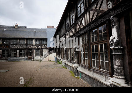 Die Aître Saint-Maclou, eine ehemalige Beinhaus und Beinhaus, im Zentrum von Rouen in Frankreich für die Opfer der Pest Stockfoto