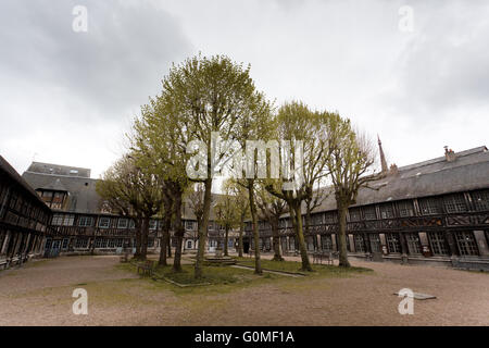 Die Aître Saint-Maclou, eine ehemalige Beinhaus und Beinhaus, im Zentrum von Rouen in Frankreich für die Opfer der Pest Stockfoto