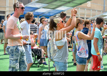 BARCELONA - 12 JUN: Publikum beim Sonar Festival am 12. Juni 2014 in Barcelona, Spanien. Stockfoto