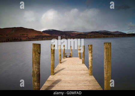 Ashness Tor Jetty, Derwent Water und Katze Glocken, Langzeitbelichtung Stockfoto