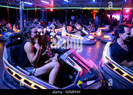 BARCELONA - 14 JUN: Menschen am Autoscooter am Sonar Festival am 14. Juni 2014 in Barcelona, Spanien. Stockfoto