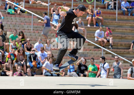 BARCELONA - 28 JUN: Eine professionelle Skater beim Eiskunstlauf-Wettbewerb bei LKXA Extreme Sport Barcelona spielen. Stockfoto