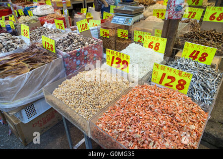 Getrocknete Meeresfrüchte zum Verkauf auf dem Straßenmarkt in Tai Po, Hong Kong, China. Stockfoto