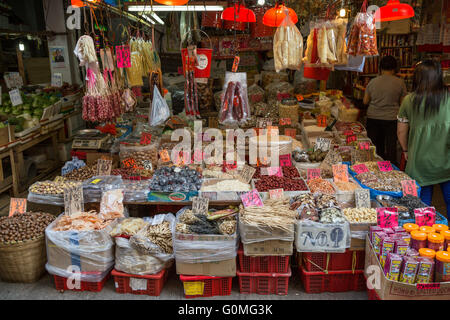 Diverses (Trockenfutter) Zutaten und andere Artikel zum Verkauf auf dem Straßenmarkt in Tai Po, Hong Kong, China. Stockfoto