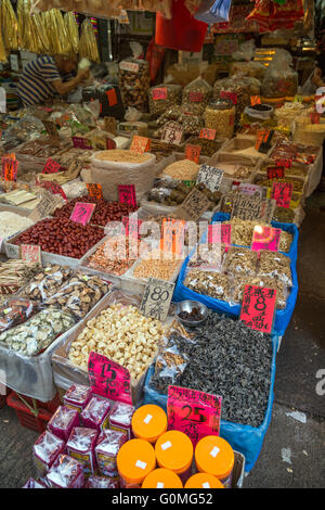 Diverses (Trockenfutter) Zutaten für Verkauf auf dem Straßenmarkt in Tai Po, Hong Kong, China. Stockfoto