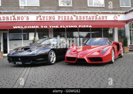 Ferrari 575M Maranello F1 2004 & Ferrari Enzo bei Flying Pizza, Leeds. Stockfoto