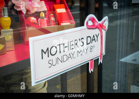 L ' Occitane verkaufsfördernd ihren Muttertag von Beauty-Produkten in New York auf Freitag, 29. April 2016. Zum Muttertag wurde zuerst in den USA im Jahr 1908 mit Kredit für Anna Jarvis gefeiert, eine Kampagne startete, um den Tag ein anerkannter Feiertag, die 1914 mit Präsident Woodrow Wilson unterzeichnet eine Proklamation geschehen. 8. Mai ist Muttertag in diesem Jahr. (© Richard B. Levine) Stockfoto