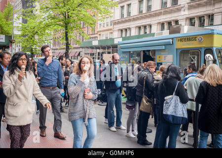 Hunderte Line-up an ein Re-Branding von Old Navy als Promotion ihrer "Nie Basic" Linie der t-Shirts, gesehen auf Freitag, 29. April 2016 Eiswagen Van Leeuwen. Die Patientenleitung Kellner waren Van Leeuwen handwerklichen Eiswaffel und ein kostenloses nie Basic t-Shirt behandelt.  (© Richard B. Levine) Stockfoto