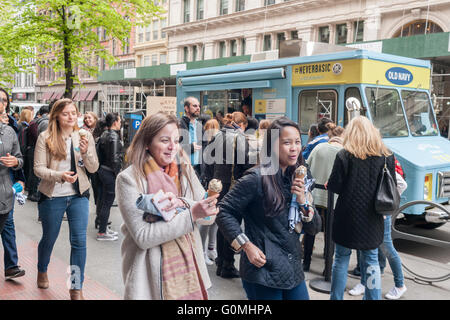 Hunderte Line-up an ein Re-Branding von Old Navy als Promotion ihrer "Nie Basic" Linie der t-Shirts, gesehen auf Freitag, 29. April 2016 Eiswagen Van Leeuwen. Die Patientenleitung Kellner waren Van Leeuwen handwerklichen Eiswaffel und ein kostenloses nie Basic t-Shirt behandelt.  (© Richard B. Levine) Stockfoto