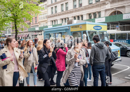 Hunderte Line-up an ein Re-Branding von Old Navy als Promotion ihrer "Nie Basic" Linie der t-Shirts, gesehen auf Freitag, 29. April 2016 Eiswagen Van Leeuwen. Die Patientenleitung Kellner waren Van Leeuwen handwerklichen Eiswaffel und ein kostenloses nie Basic t-Shirt behandelt.  (© Richard B. Levine) Stockfoto