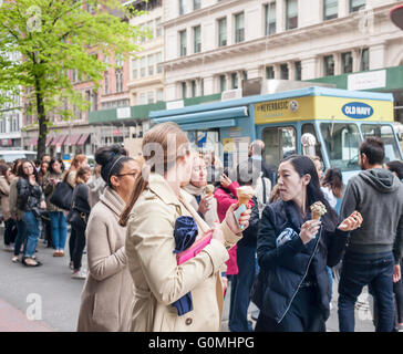 Hunderte Line-up an ein Re-Branding von Old Navy als Promotion ihrer "Nie Basic" Linie der t-Shirts, gesehen auf Freitag, 29. April 2016 Eiswagen Van Leeuwen. Die Patientenleitung Kellner waren Van Leeuwen handwerklichen Eiswaffel und ein kostenloses nie Basic t-Shirt behandelt.  (© Richard B. Levine) Stockfoto