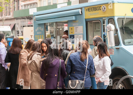 Hunderte Line-up an ein Re-Branding von Old Navy als Promotion ihrer "Nie Basic" Linie der t-Shirts, gesehen auf Freitag, 29. April 2016 Eiswagen Van Leeuwen. Die Patientenleitung Kellner waren Van Leeuwen handwerklichen Eiswaffel und ein kostenloses nie Basic t-Shirt behandelt.  (© Richard B. Levine) Stockfoto