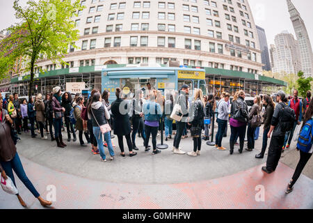 Hunderte Line-up an ein Re-Branding von Old Navy als Promotion ihrer "Nie Basic" Linie der t-Shirts, gesehen auf Freitag, 29. April 2016 Eiswagen Van Leeuwen. Die Patientenleitung Kellner waren Van Leeuwen handwerklichen Eiswaffel und ein kostenloses nie Basic t-Shirt behandelt.  (© Richard B. Levine) Stockfoto