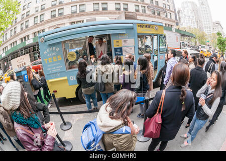 Hunderte Line-up an ein Re-Branding von Old Navy als Promotion ihrer "Nie Basic" Linie der t-Shirts, gesehen auf Freitag, 29. April 2016 Eiswagen Van Leeuwen. Die Patientenleitung Kellner waren Van Leeuwen handwerklichen Eiswaffel und ein kostenloses nie Basic t-Shirt behandelt.  (© Richard B. Levine) Stockfoto