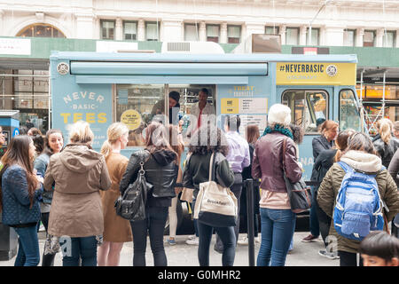 Hunderte Line-up an ein Re-Branding von Old Navy als Promotion ihrer "Nie Basic" Linie der t-Shirts, gesehen auf Freitag, 29. April 2016 Eiswagen Van Leeuwen. Die Patientenleitung Kellner waren Van Leeuwen handwerklichen Eiswaffel und ein kostenloses nie Basic t-Shirt behandelt.  (© Richard B. Levine) Stockfoto