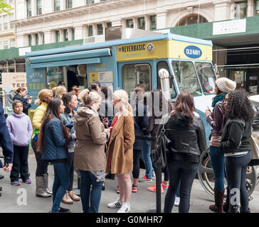 Hunderte Line-up an ein Re-Branding von Old Navy als Promotion ihrer "Nie Basic" Linie der t-Shirts, gesehen auf Freitag, 29. April 2016 Eiswagen Van Leeuwen. Die Patientenleitung Kellner waren Van Leeuwen handwerklichen Eiswaffel und ein kostenloses nie Basic t-Shirt behandelt.  (© Richard B. Levine) Stockfoto