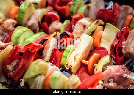 Gegrilltes Hähnchen und Gemüse auf Holzspieße Stockfoto