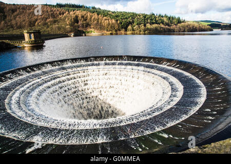 Wast Wasser den Abfluss auf Ladybower Vorratsbehälter Ray Boswell runter Stockfoto
