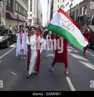 Die jährliche persische Parade auf der Madison Avenue in New York City. Frau mit iranischen Flagge bereit, in die Parade zu marschieren. Stockfoto