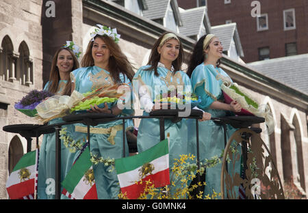 Die jährliche persische Parade auf der Madison Avenue in New York City. Kostümierte Frauen mit Obst und Getreide auf einem Schwimmer. Stockfoto